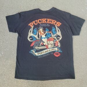 PUCKERS Sports Bar & Grill (Gatlinburg, Tennessee) T-shirt Adult LARGE